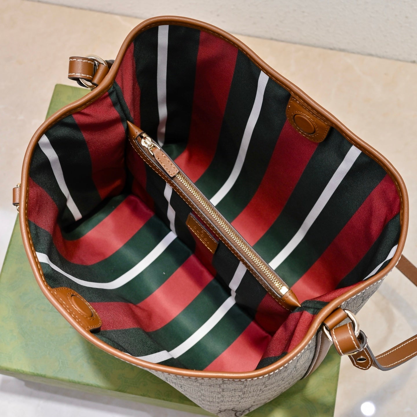 Gucci Emblem Bucket Bag-815103