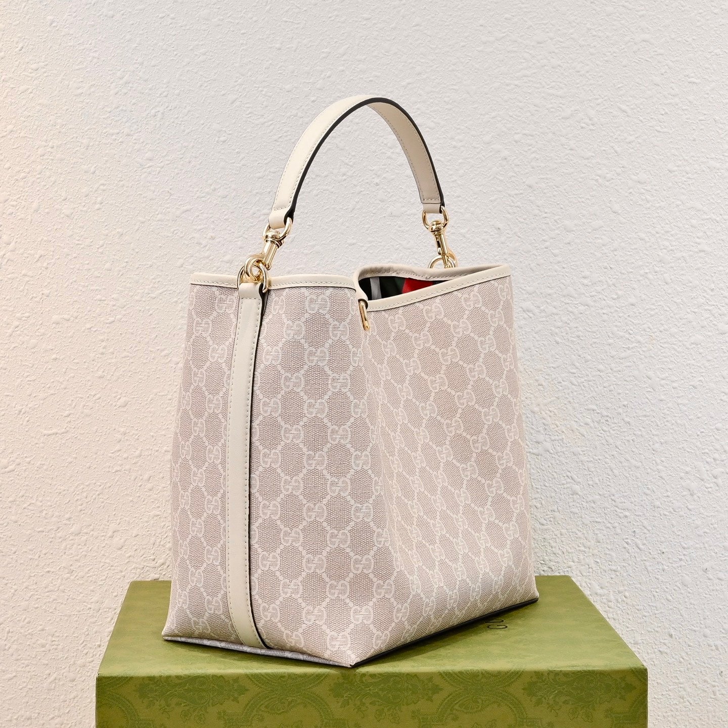 Gucci Emblem Bucket Bag-815103