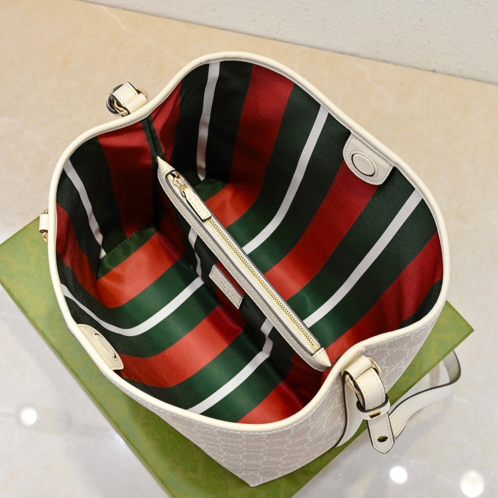 Gucci Emblem Bucket Bag-815103