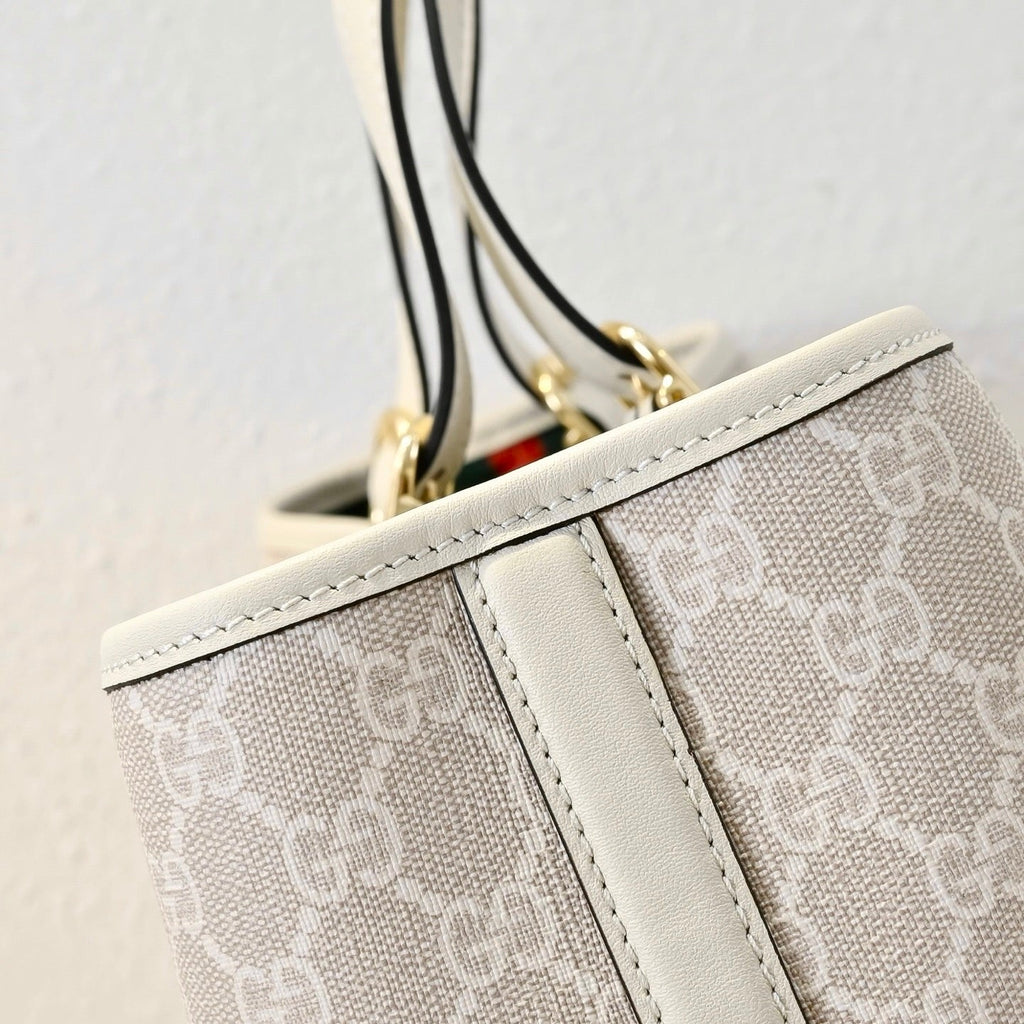 Gucci Emblem Medium Tote Bag-815213