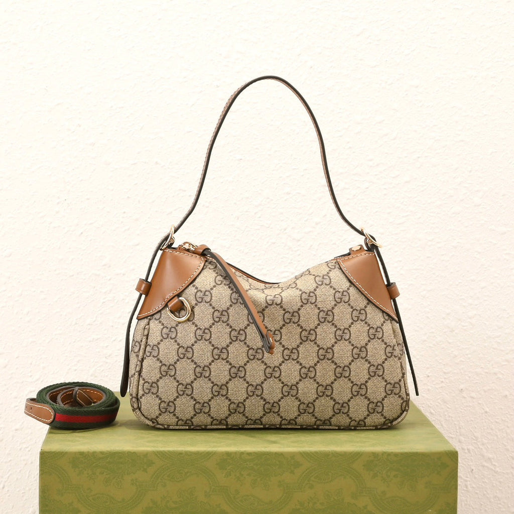 Gucci Emblem Small Zipped Tote Bag – 815218
